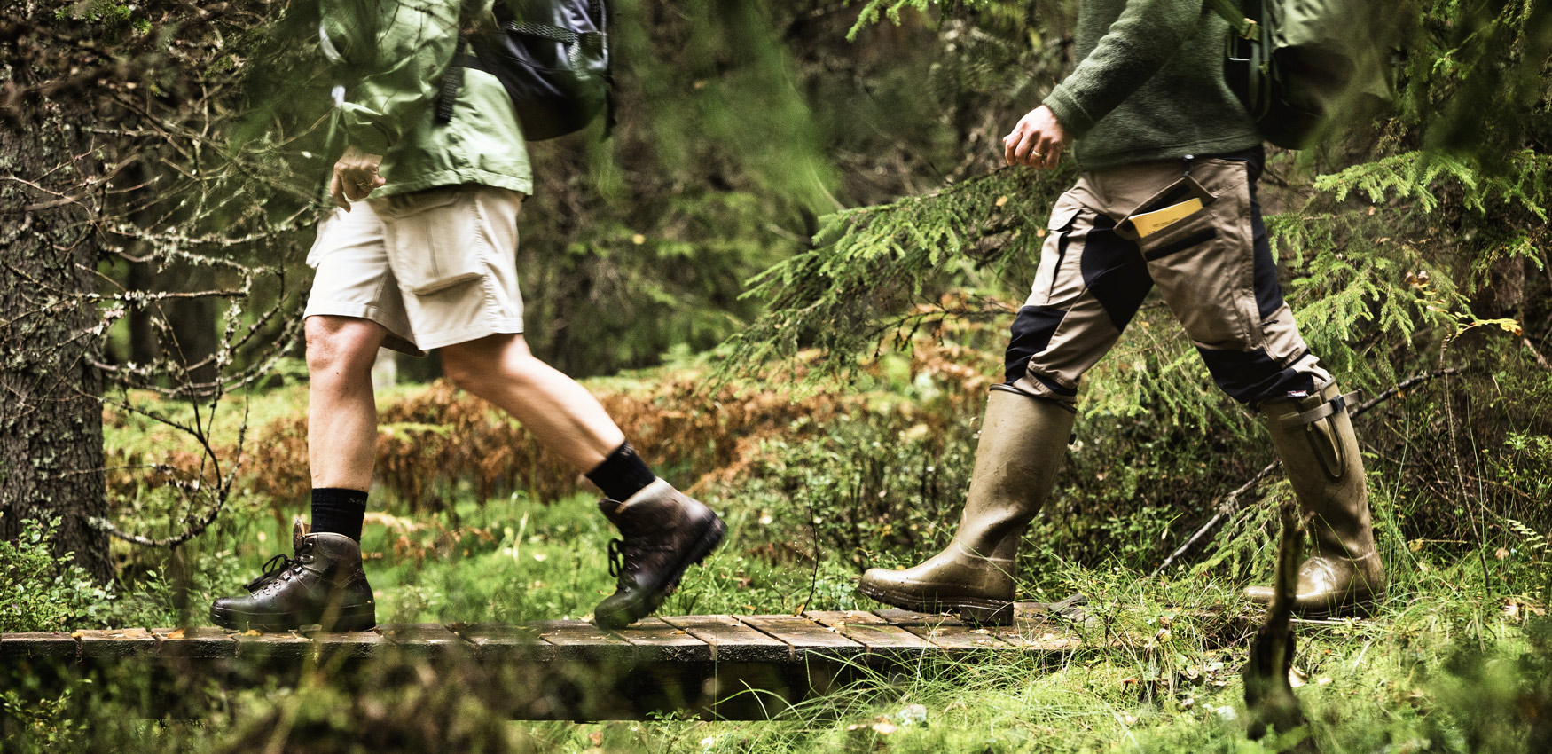 Två människor vandrar i skogen i Värmland