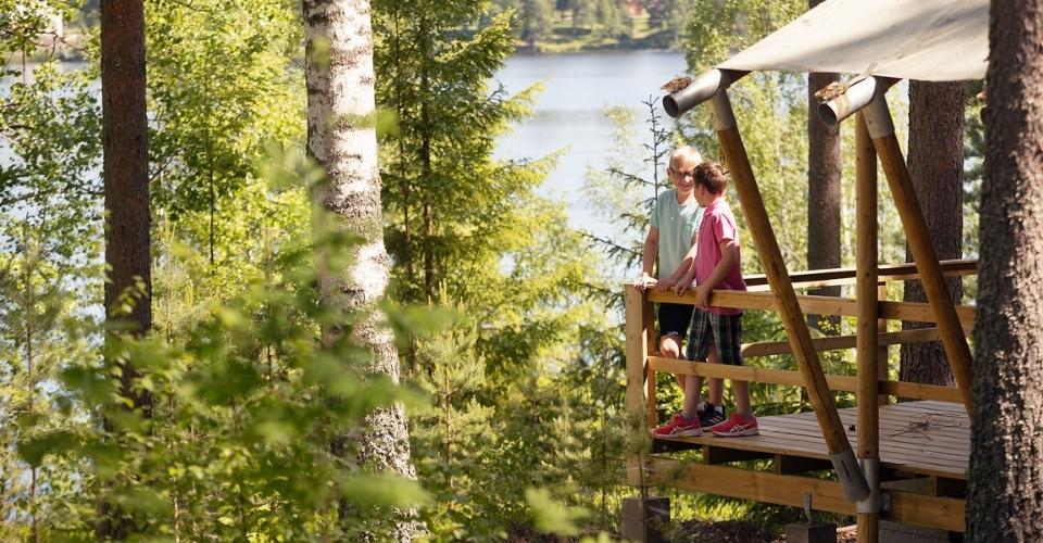 Två människor som kollar ut över vattnet på rådastrand camping