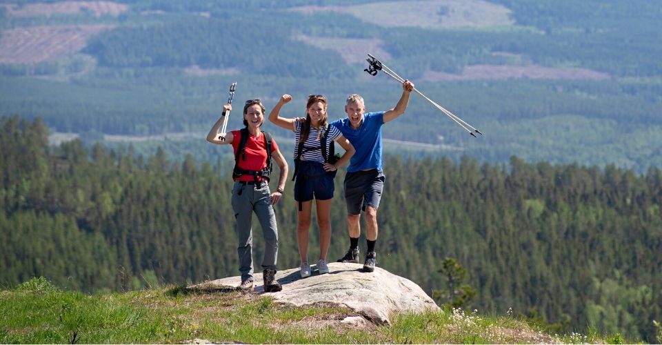Tre människor som står på ett berg på The Lodge