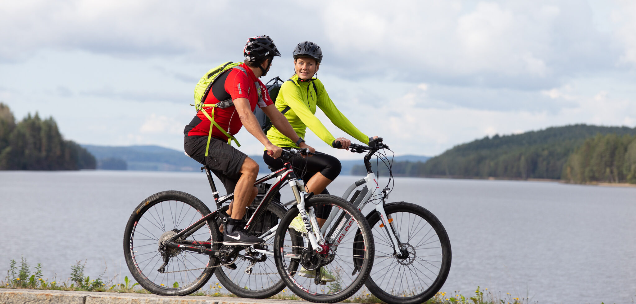 Två cyklande på Unionsleden vid vattnet