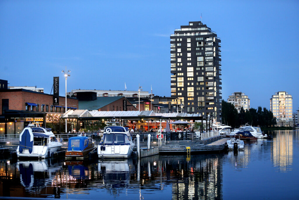 Inre hamn i Karlstad på kvällen, uteservering
