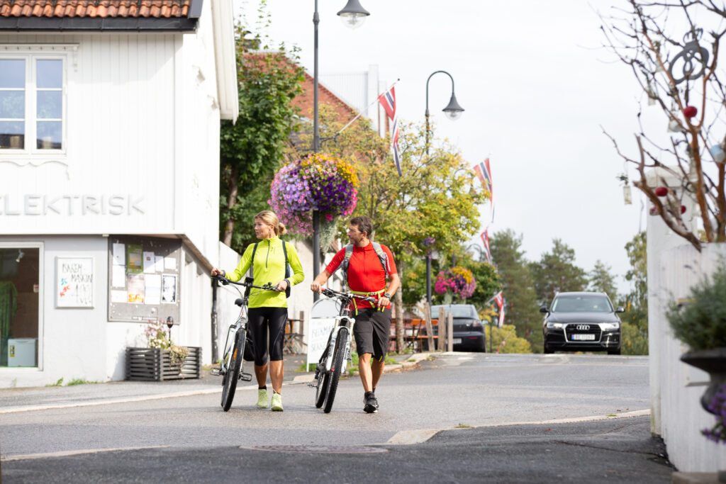 Två cyklister som går genom ett centrum längs Unionsleden