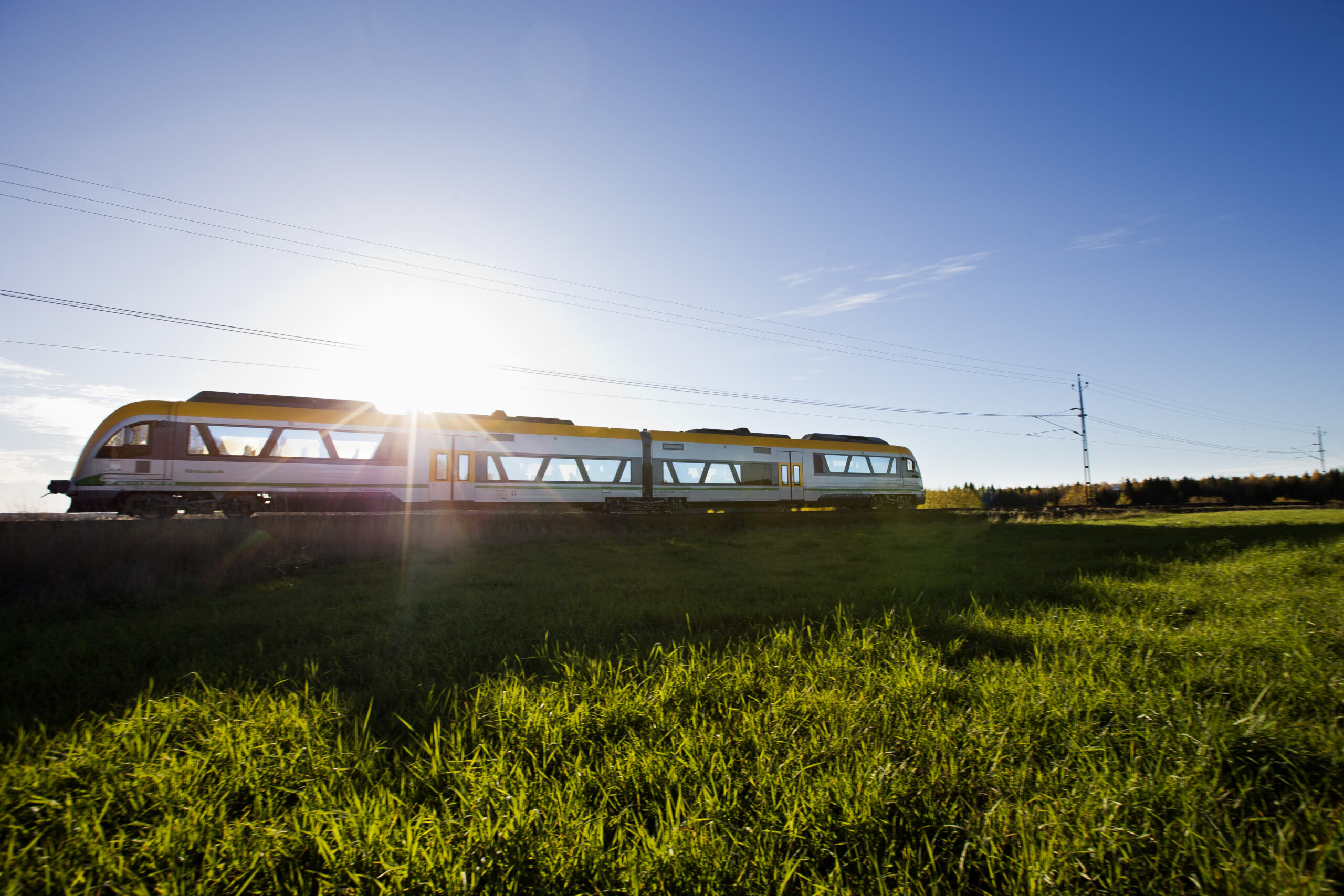 Värmlandstrafiks tåg i motljus
