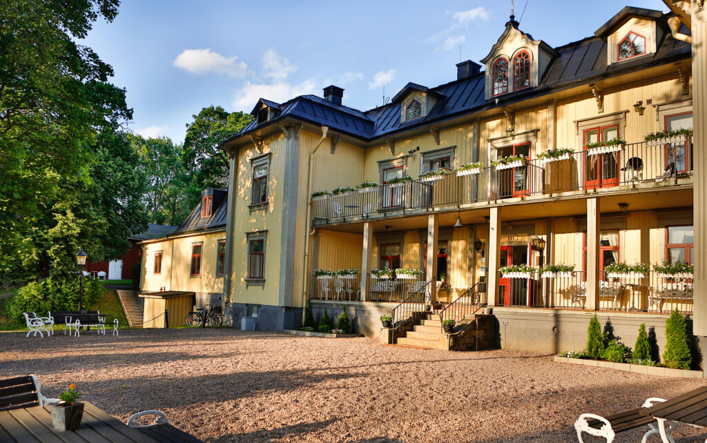 Hennickehammar herrgård i kvällssolen