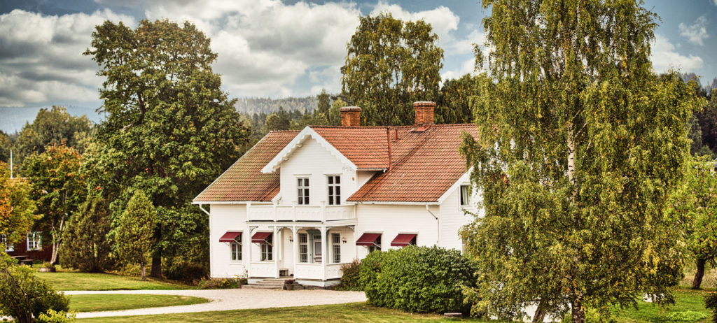Bild på herrgård och träd