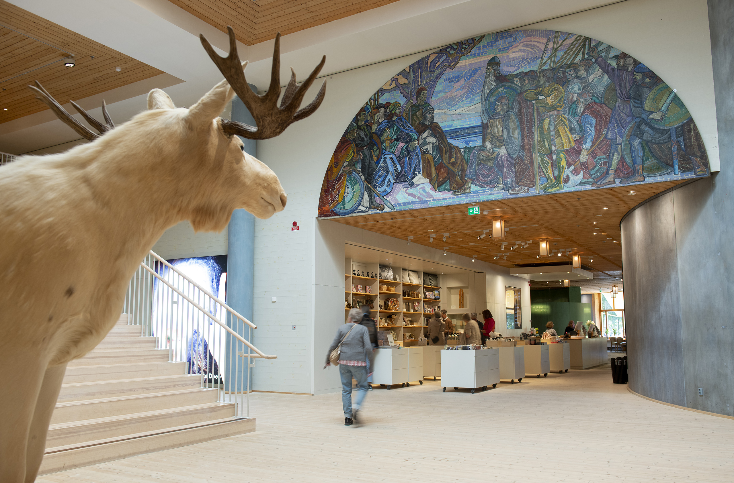 Älg och stor målning på Värmlands museum
