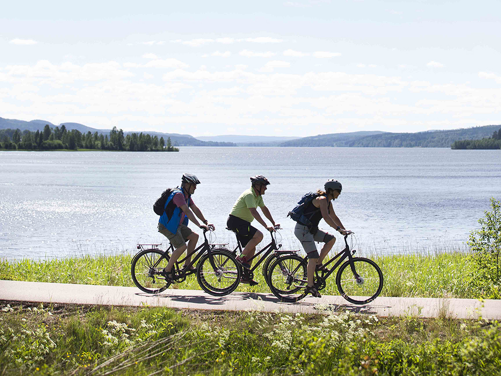 Three cyclists biking the Klarälvsbanan in Värmland Photo: Øyvind Lund