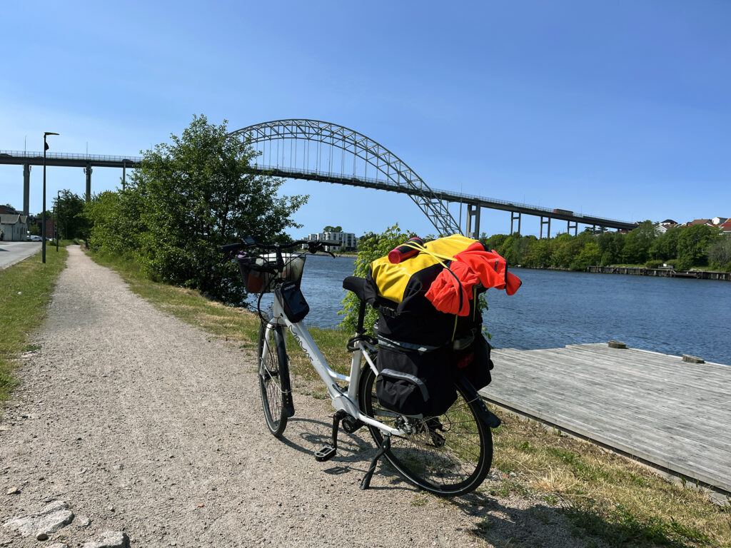 Cykel framför bro