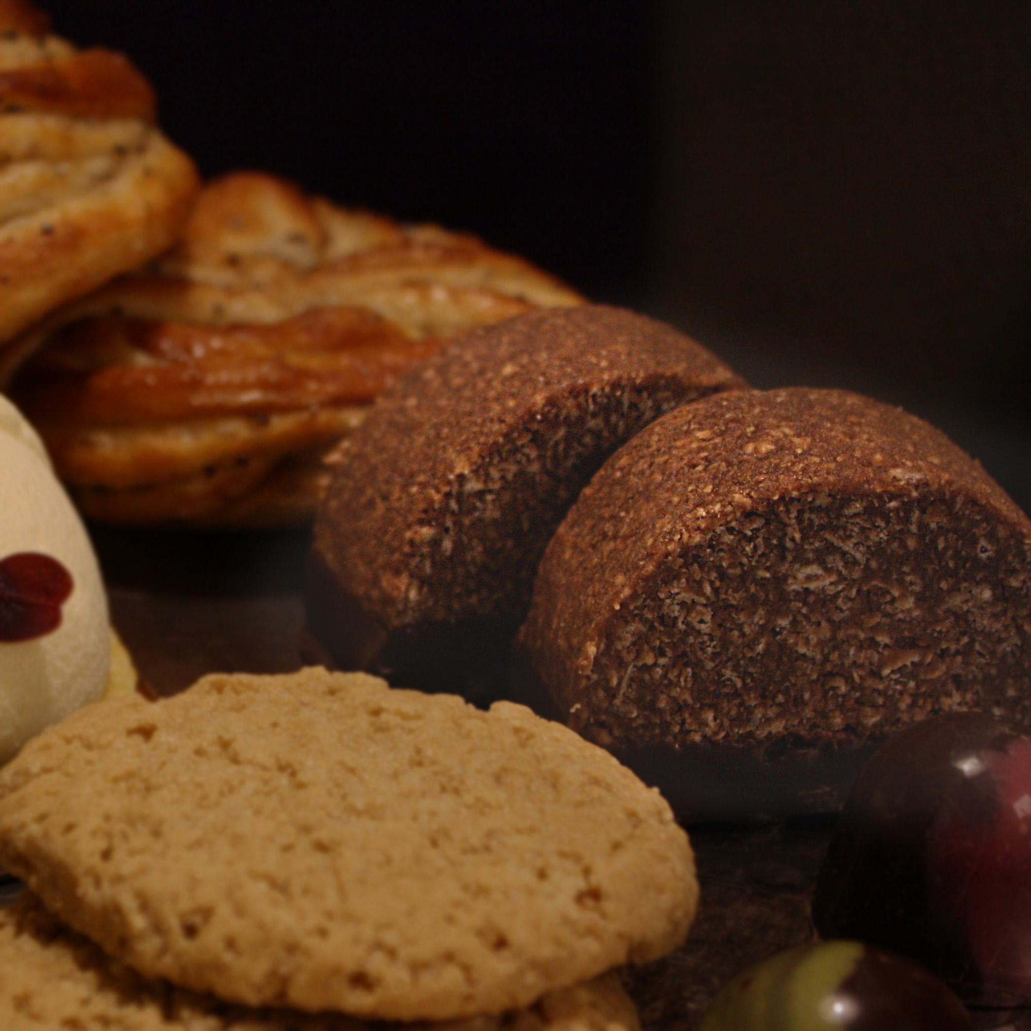 Två mollusker på ett fat bland andra kakor.