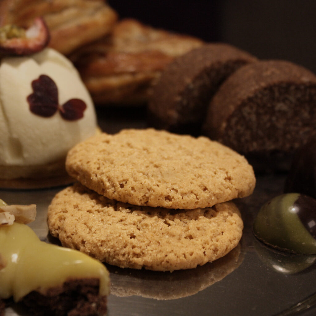 Skrädmjölsdröm som ligger på ett kakfat