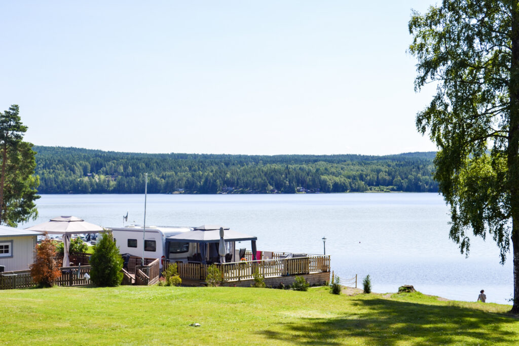 Camping vid sjö