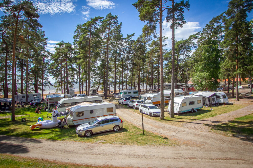 Husvagnar på Bomstadsbaden camping