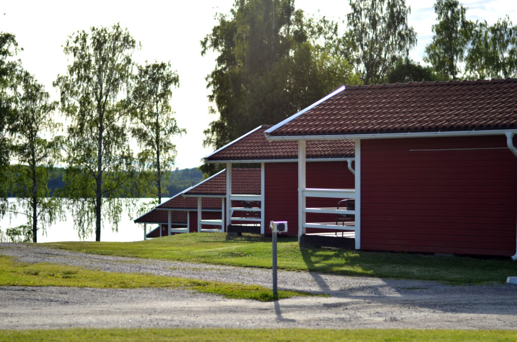 Röda campingstugor med sjöutsikt