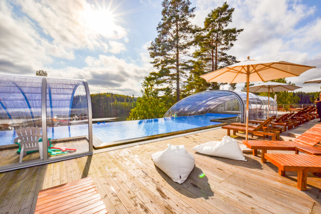 Pool och solstolar på Sommarvik