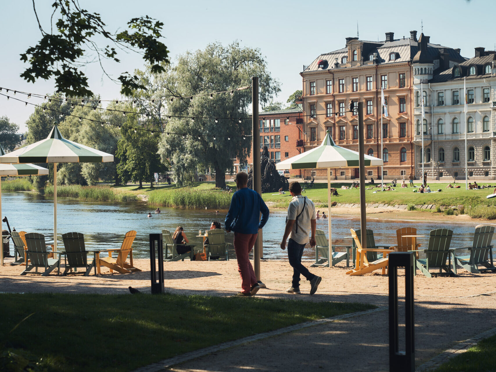 Människor på stranden i Karlstad