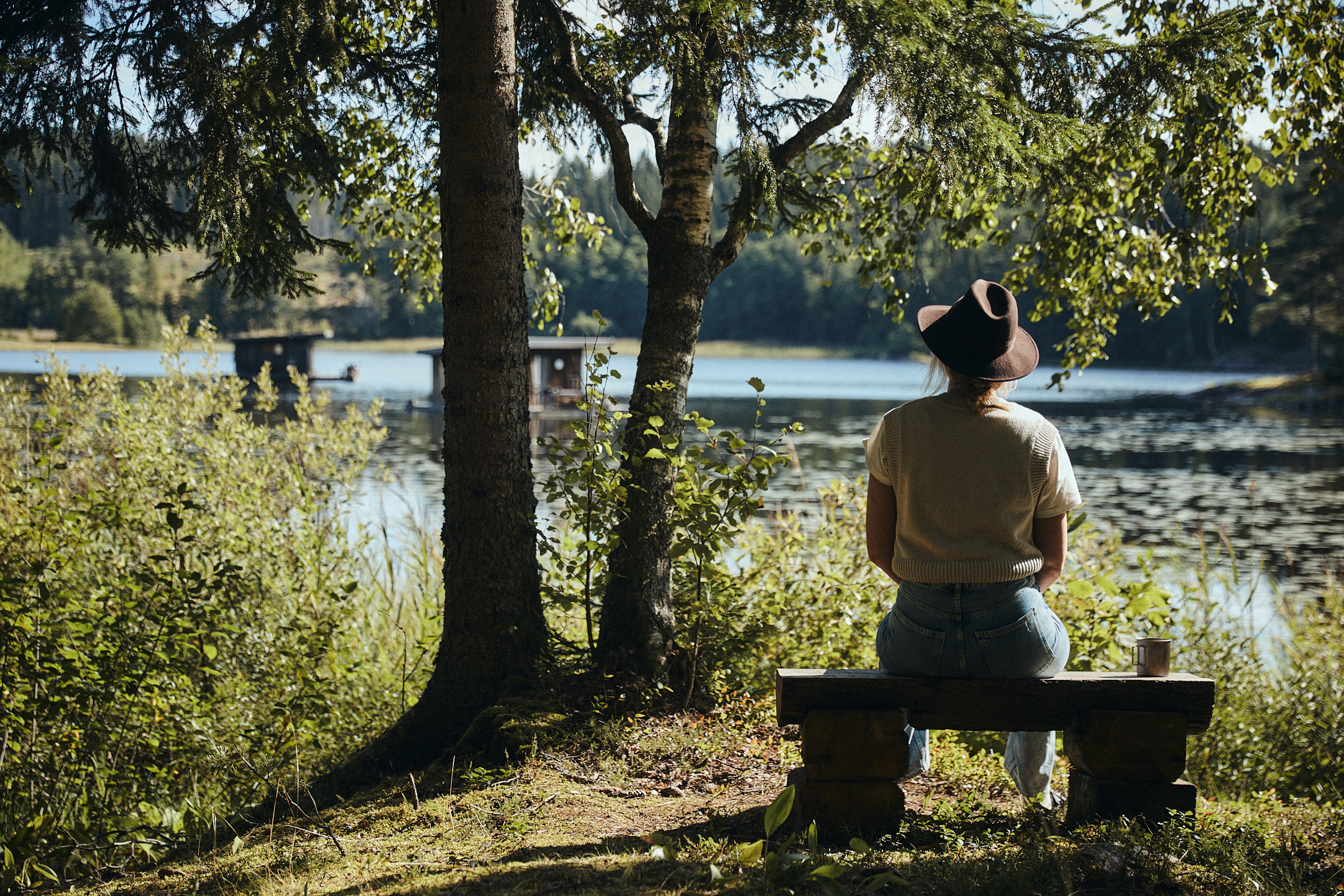 Kvinna som blickar ut över en sjö