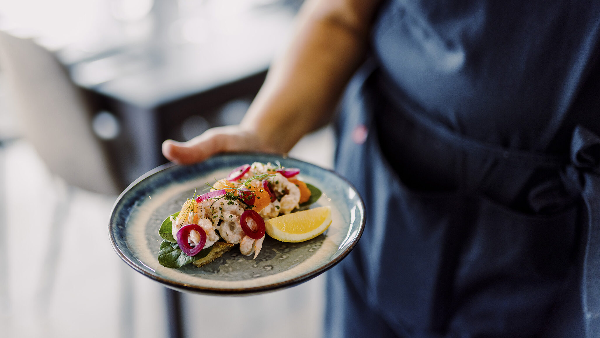 Serverar en tallrik med mat