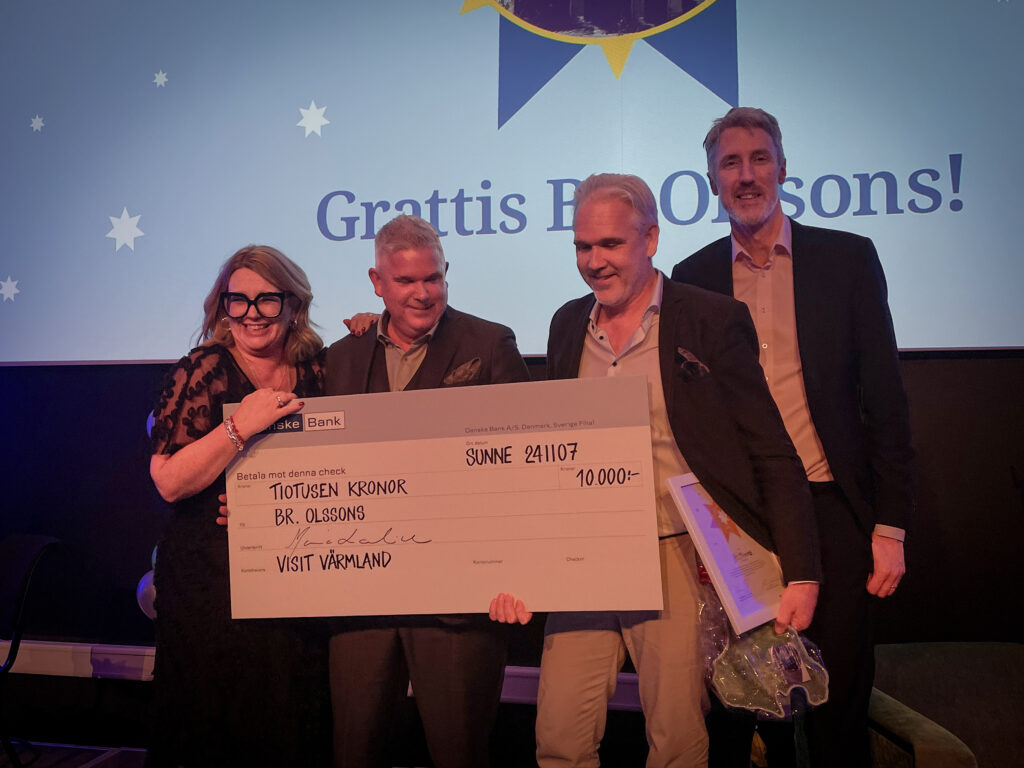 Fyra personer med en prischeck