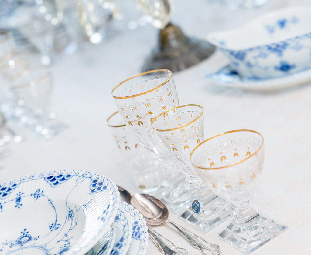 antika glas på en vit duk