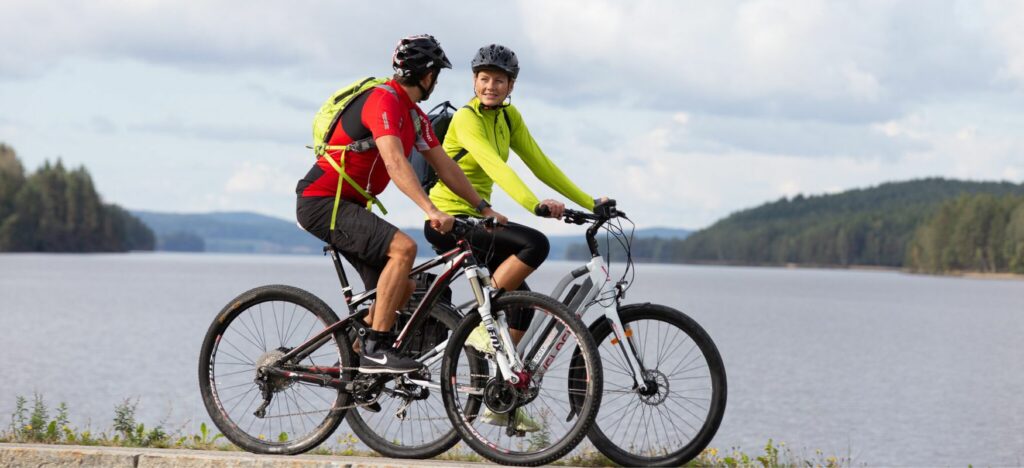 Två cyklande på Unionsleden vid vattnet