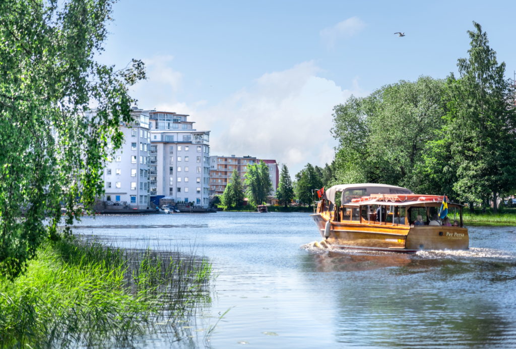 Båtbuss som åker på älven i Karlstad