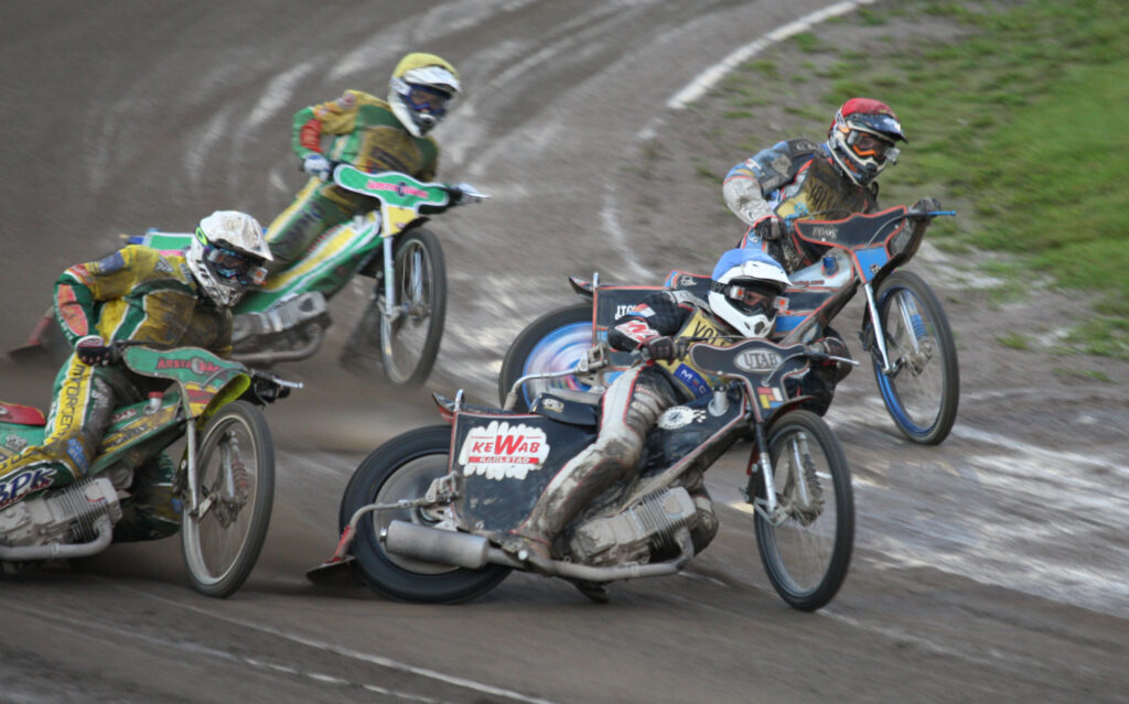 tre speedway åkare i en kurva