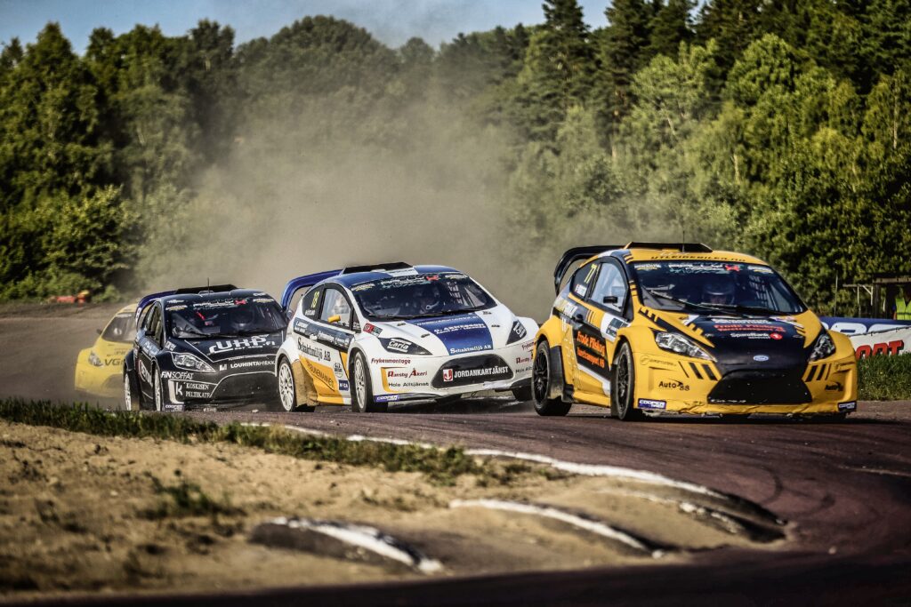 rallycrossbilar som kör på en bana