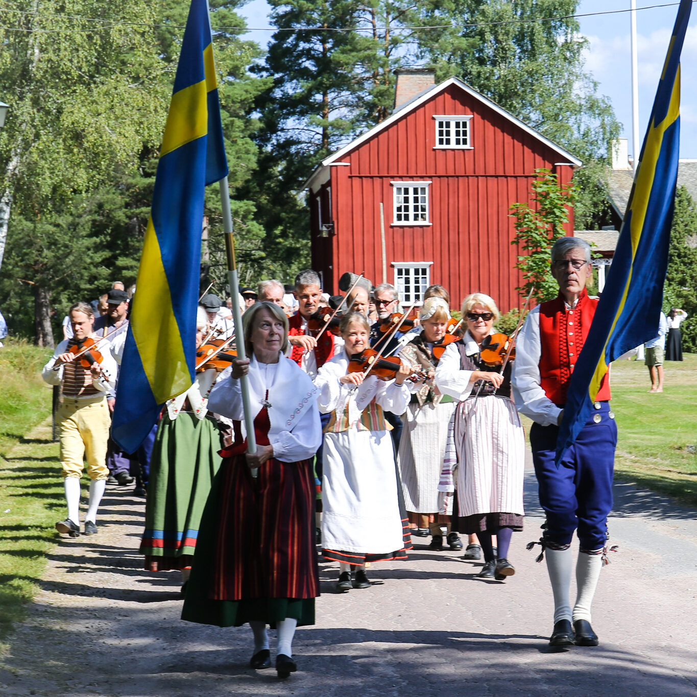 Spelemän i folkdräkt i en parad