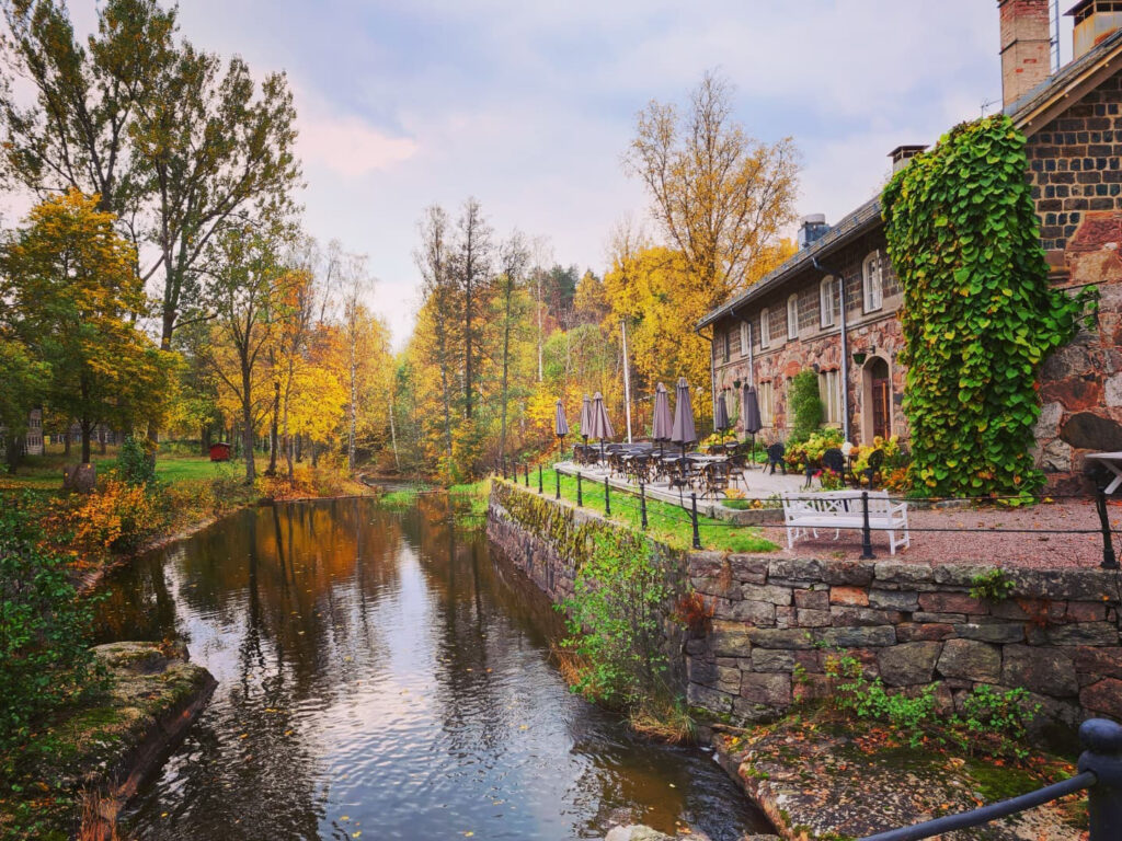 Gamla kvarnen i Borgvik i höstfärger