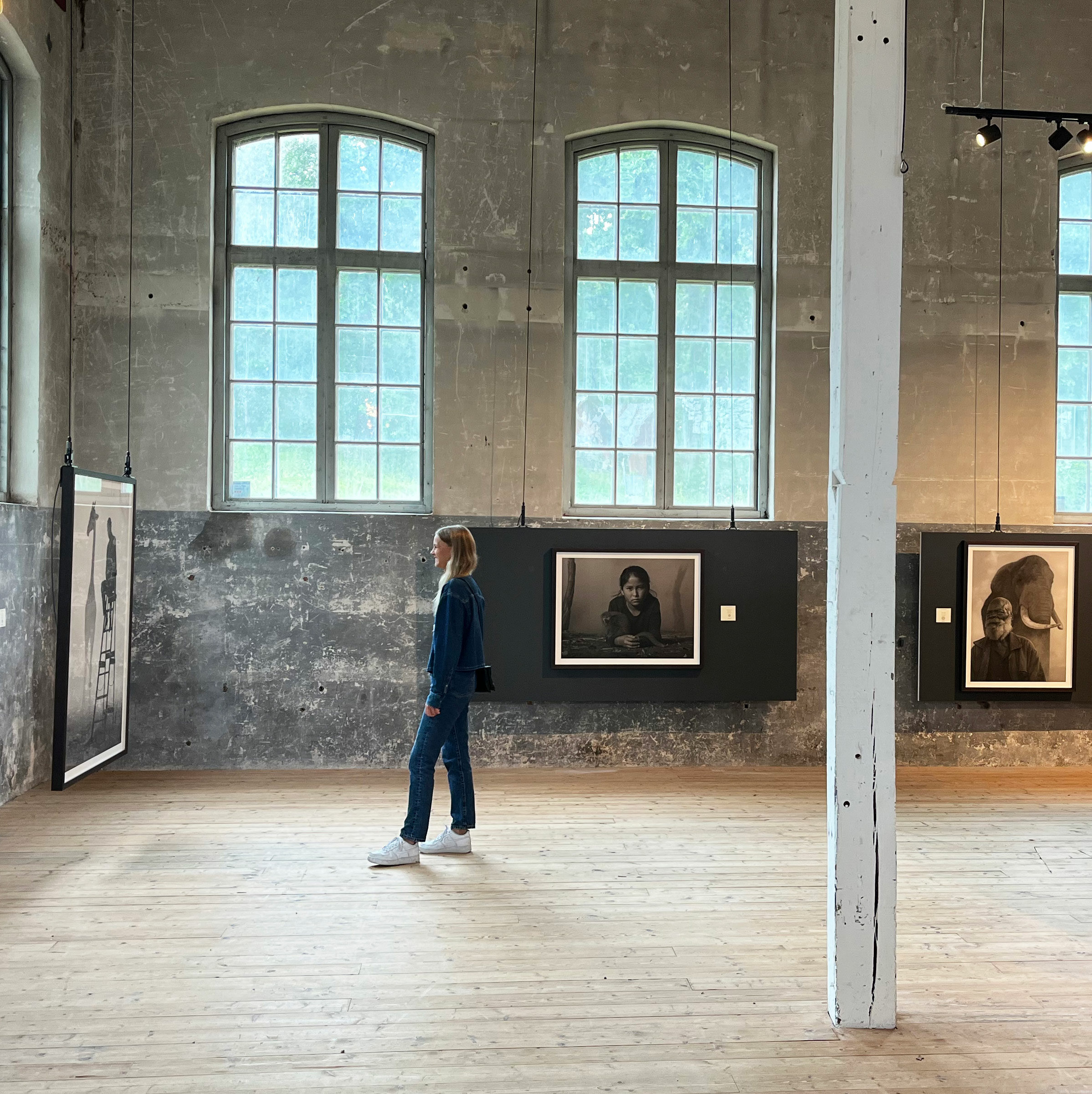 Konstutställning i en före detta industrilokal