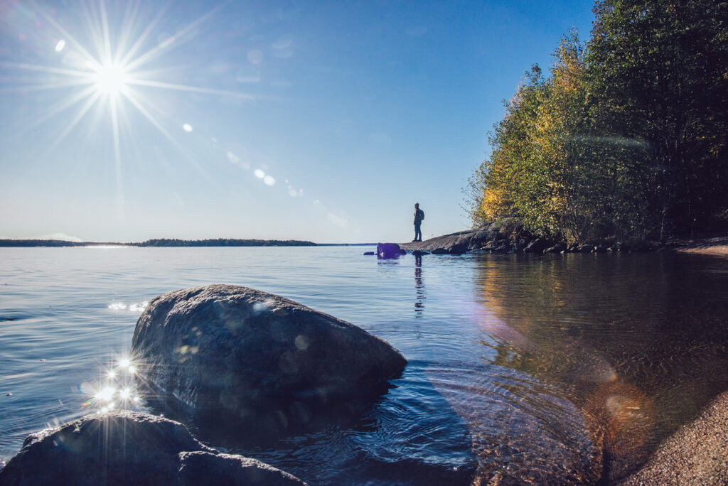 Solen som lyser över vattnet en vacker höstdag