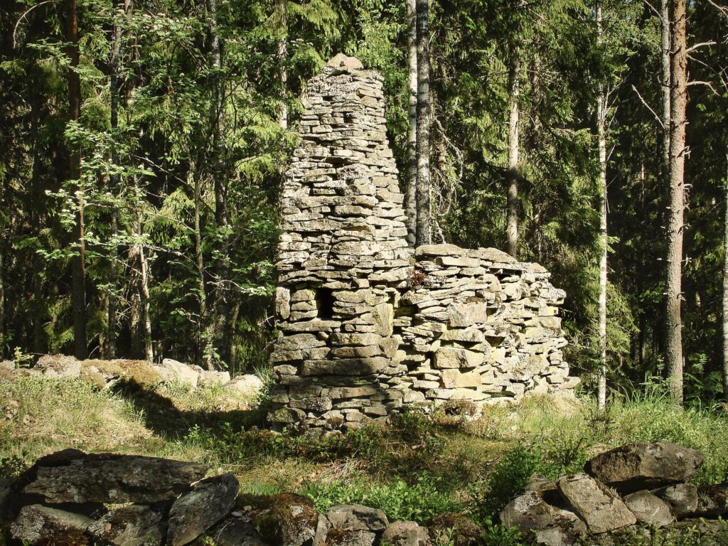 Liten kyrka gjord av stenblock