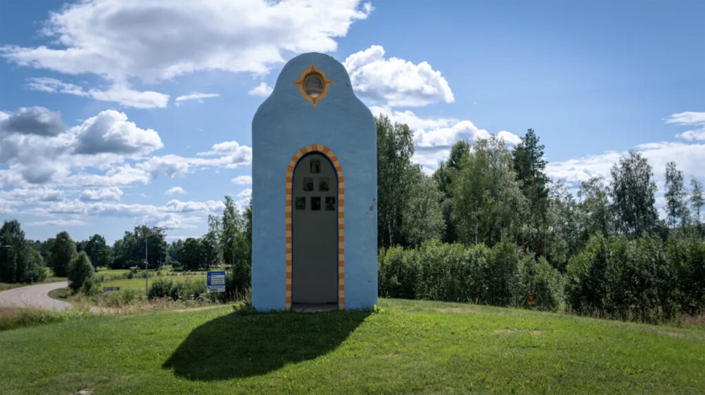 Ett litet blått kapell på en kulle