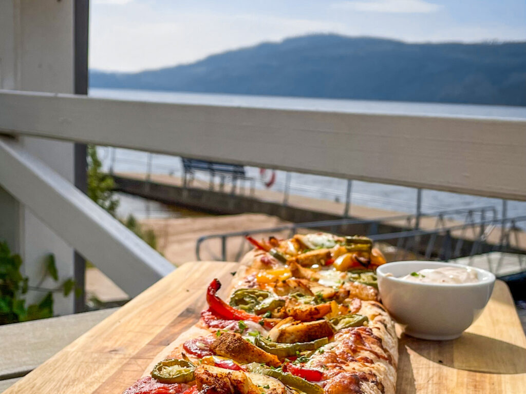 Pizza från Frykens Pärla med utsikt över sjön Fryken