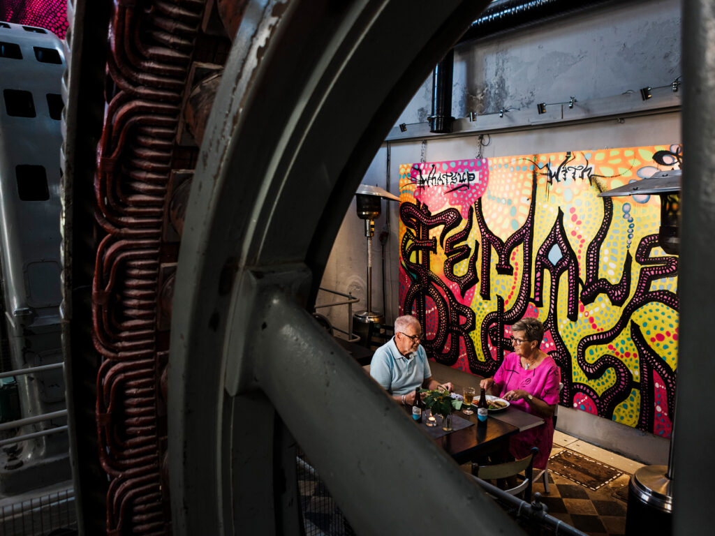 Par sitter på Gamla Kraftstationen i Deje