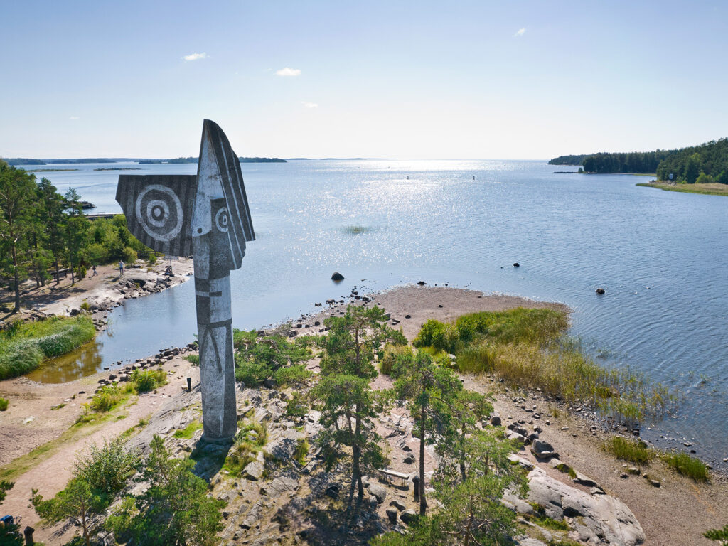 Picassoskulpturen blickar ut mot vattnet i Kristinehamns skärgård