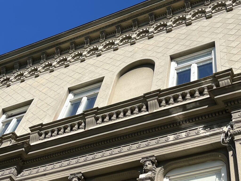 gammal ljus putsad fasad