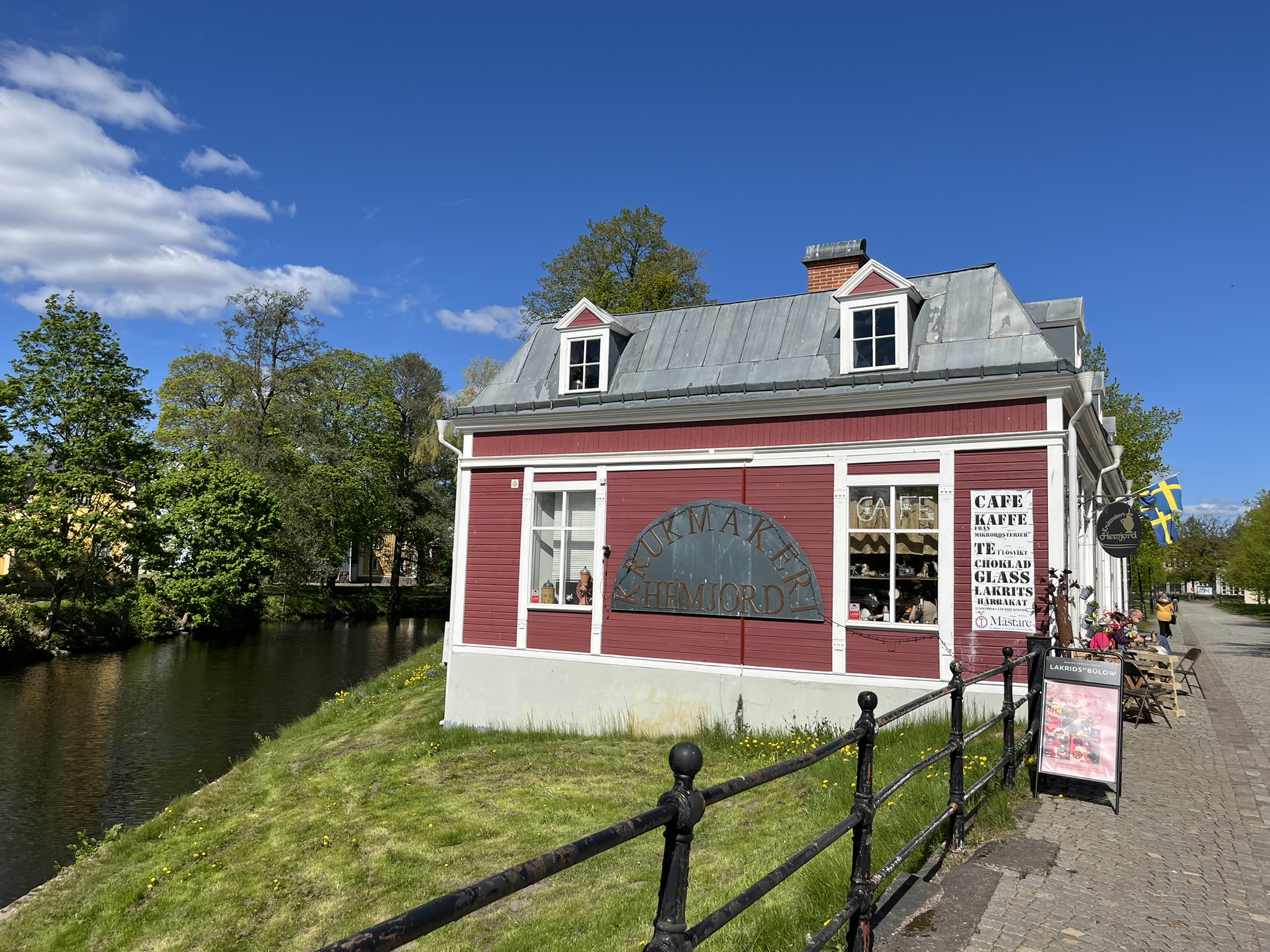 en gammal röd träbyggnad