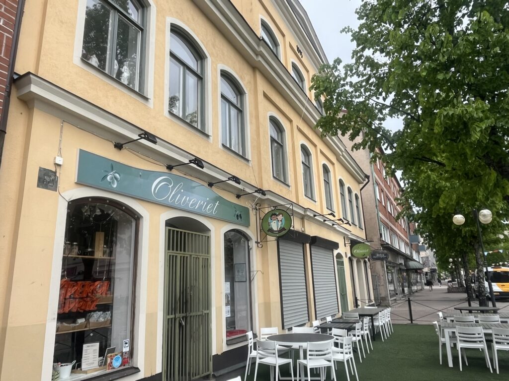 ljus gul fasad med skylten oliveriet