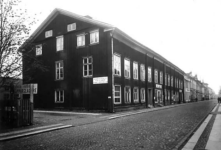 svartvit bild med en träbyggnad