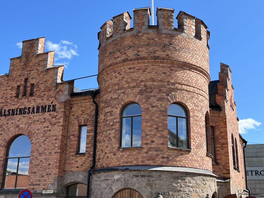 röd borgliknande tegelbyggnad