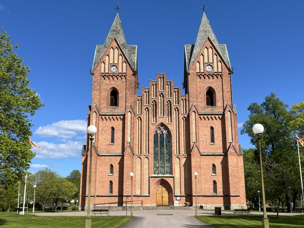 pampig röd tegelkyrka