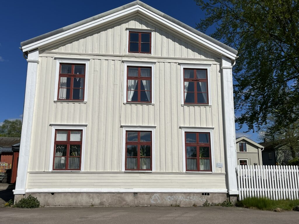 ljus gammal träbyggnad