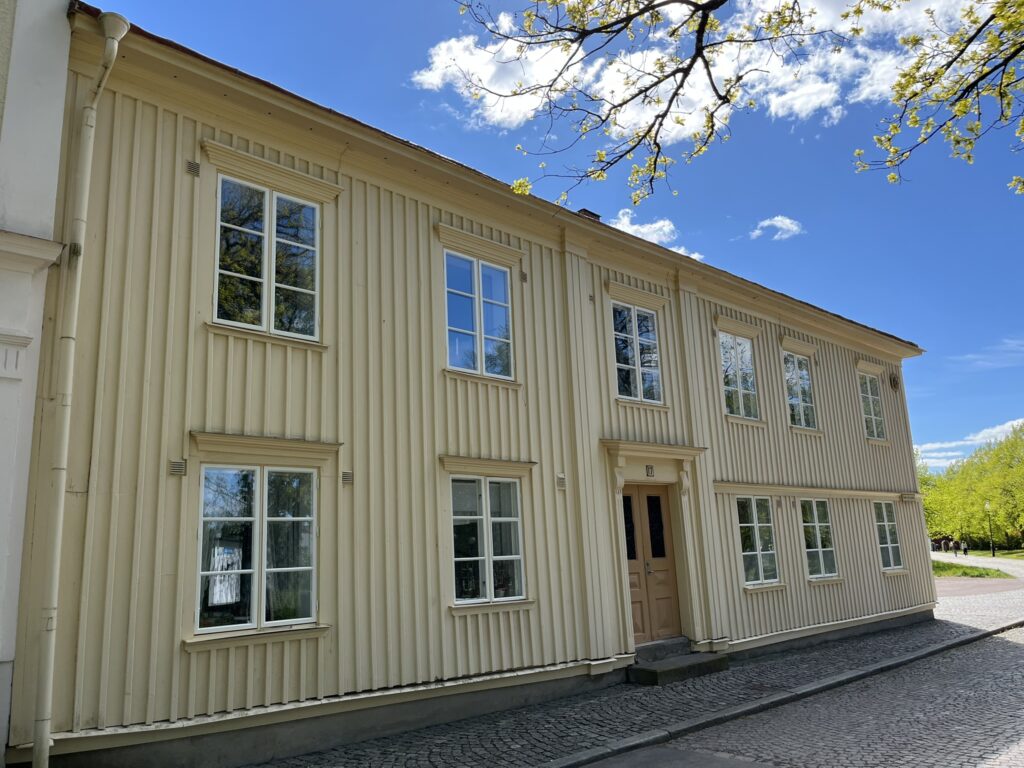 gul träbyggnad