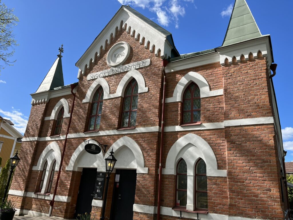 röd tegelbyggnad med torn