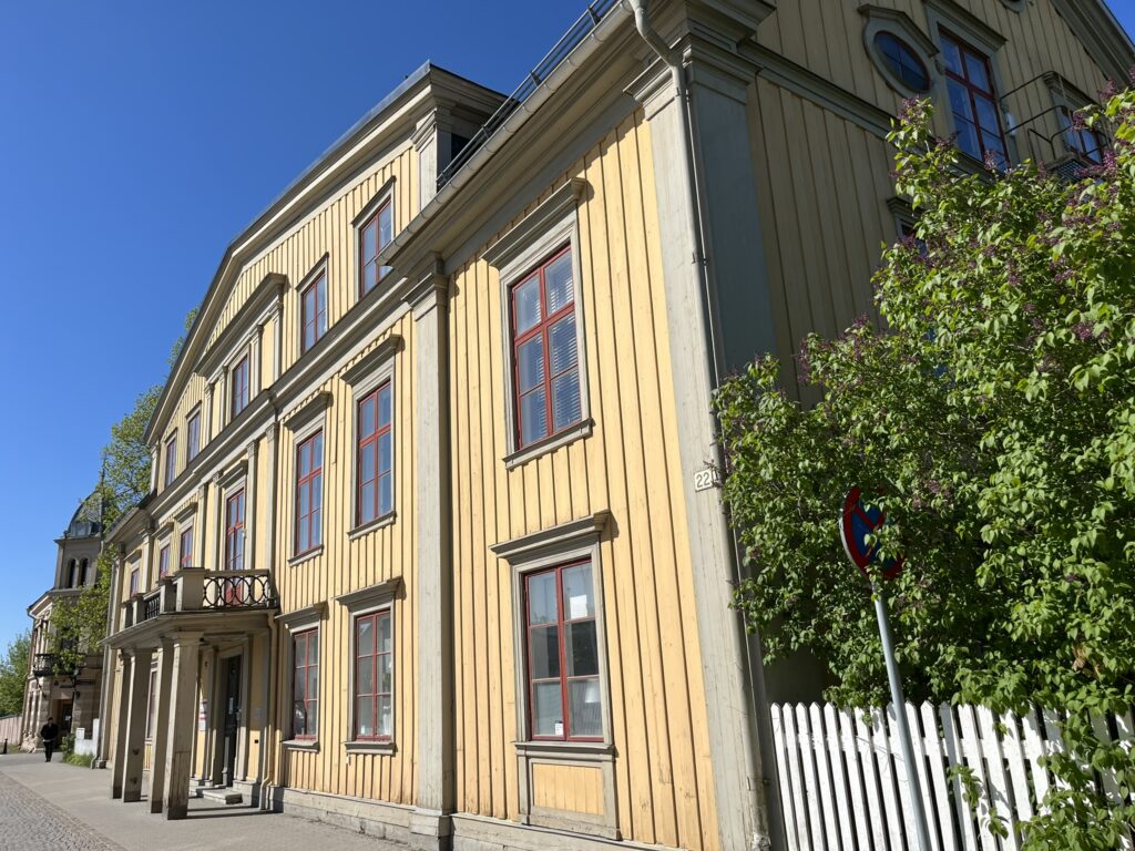 gul gammal träbyggnad