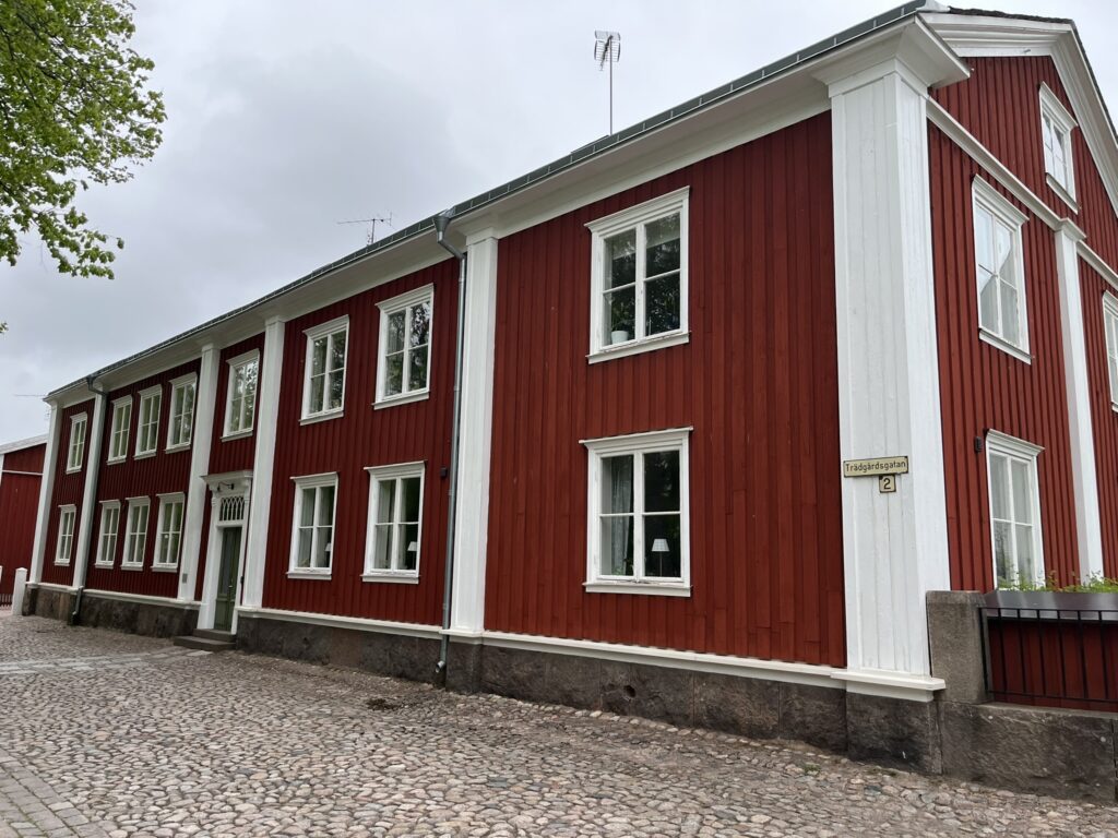 röd äldre träbyggnad