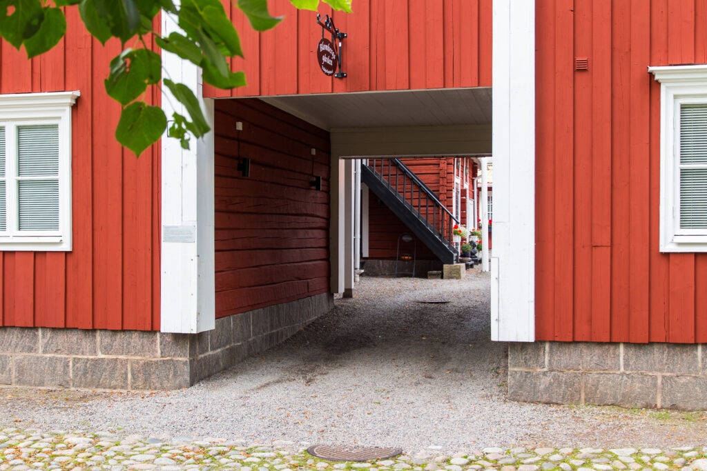 tunnel genom röd äldre träbyggnad