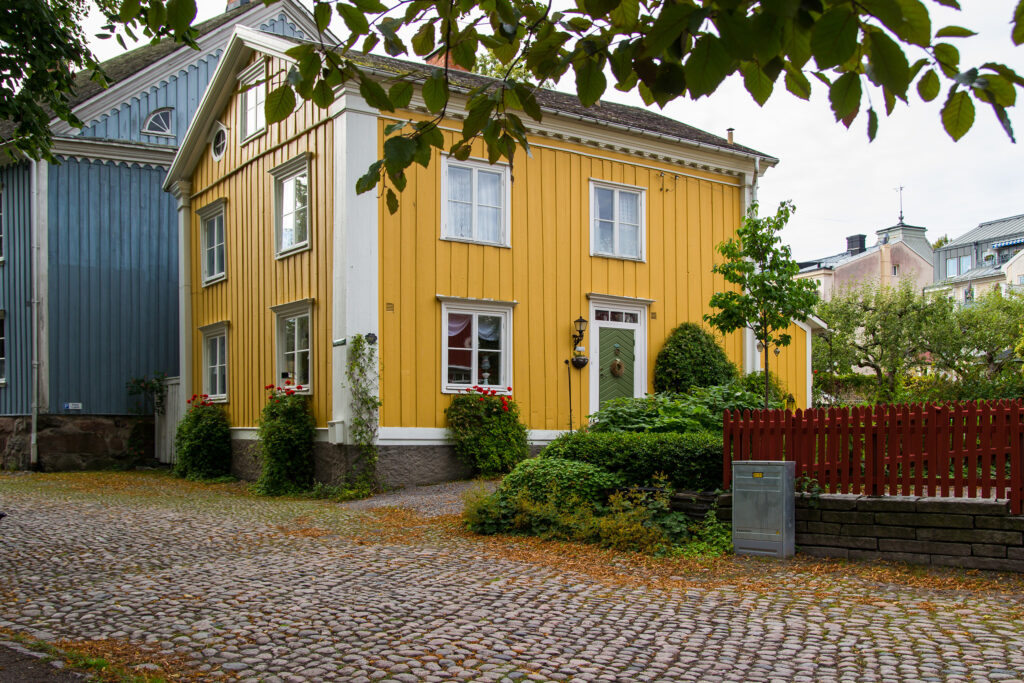 gul äldre träbyggnad