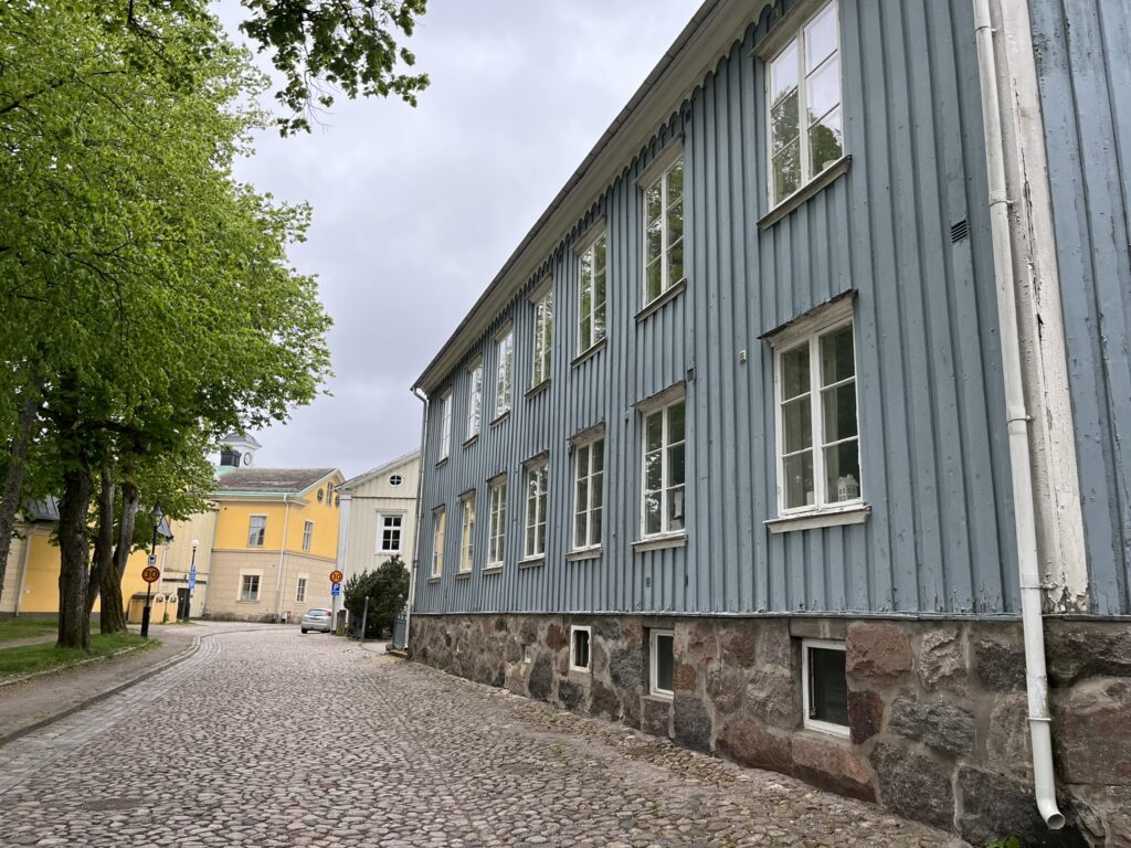 blå äldre träbyggnad